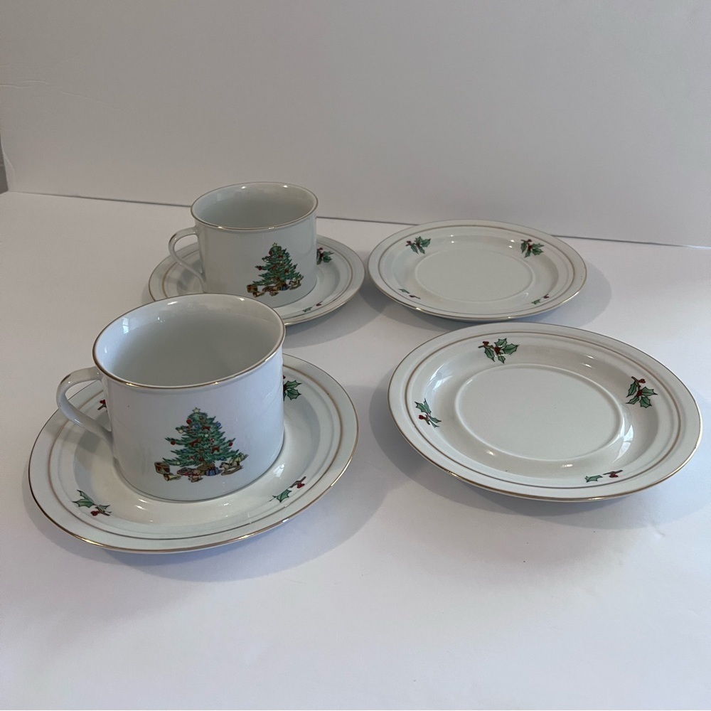 Set Of 2 Christmas Tea Cup And 4 Saucer By Holiday Hostess Christmas Tree Holly